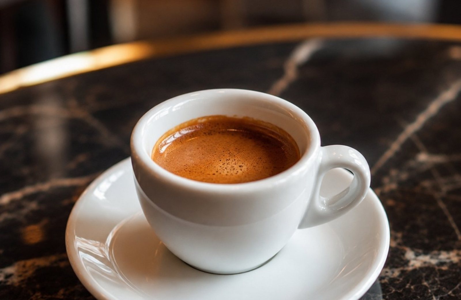Tasse d'espresso sur une table en marbre foncé