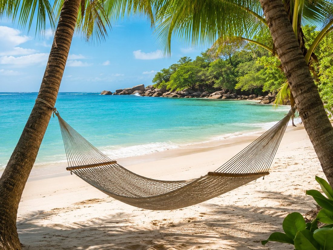 Plage de sable blanc et eau turquoise du lagon de Maravéa