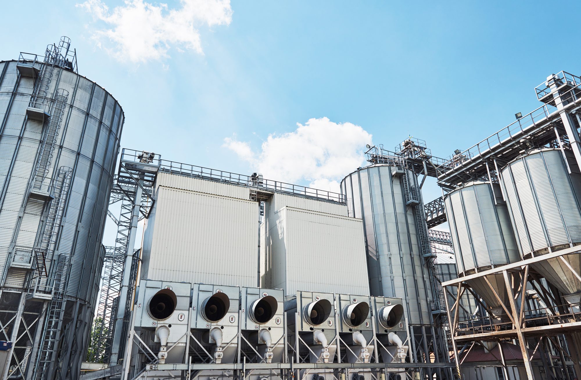 Silos de stockage en acier sous un ciel dégagé